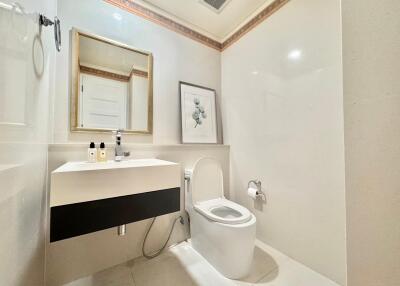 Modern bathroom with white fixtures and a mirror