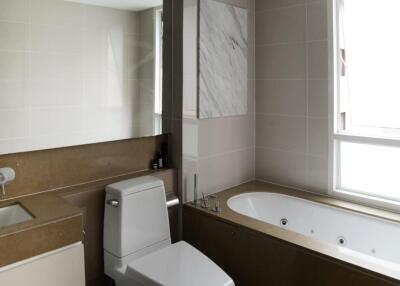 Modern bathroom with toilet, bathtub, and sink