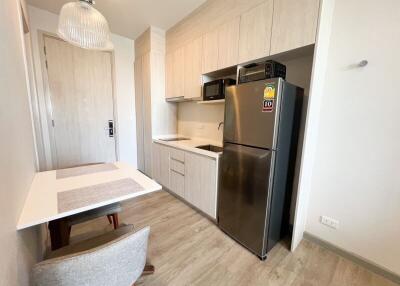 Modern kitchen with dining area