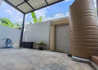 Outdoor area with water tank and storage space