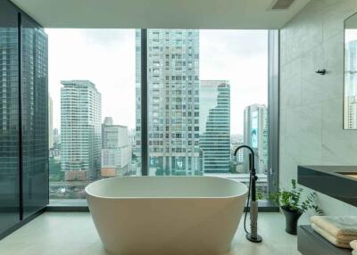 Modern bathroom with a view of cityscape