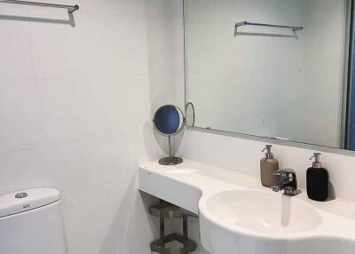 Clean and modern bathroom with large mirror