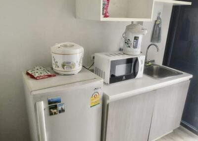 Compact kitchen with appliances