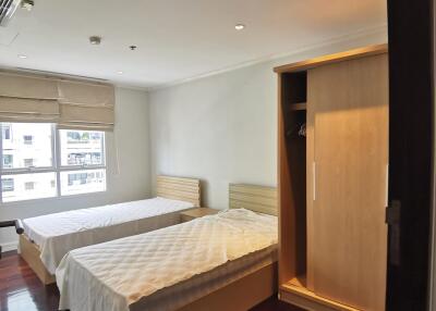 Bedroom with two single beds and a wardrobe