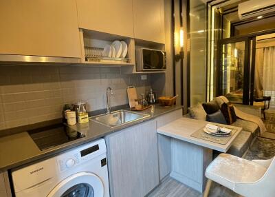 Compact kitchen with integrated laundry