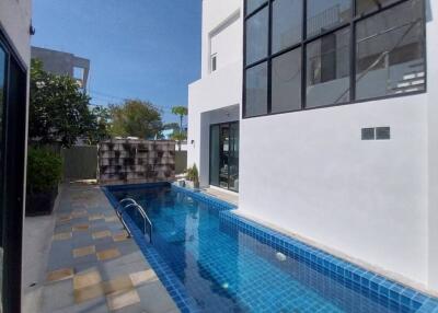 Spacious 3-Bedroom 400 sqm Pool Villa with Recent Renovations in Rawai