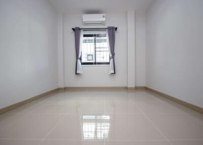 3 Bedroom House Nong Phueng : Pet Friendly