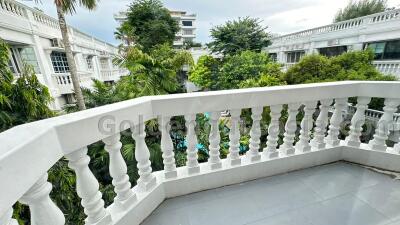 4 Bedrooms Modern Townhouse in Compound - Sukhumvit 49