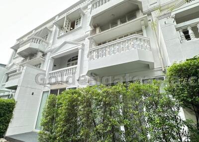 4 Bedrooms Modern Townhouse in Compound - Sukhumvit 49