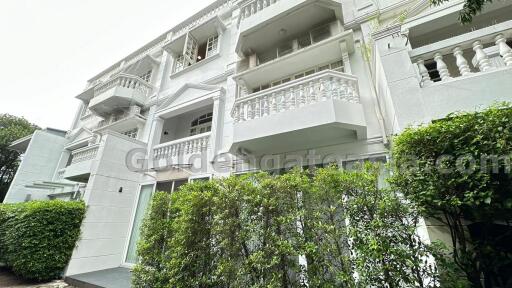 4 Bedrooms Modern Townhouse in Compound - Sukhumvit 49