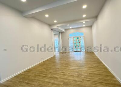 4 Bedrooms Modern Townhouse in Compound - Sukhumvit 49