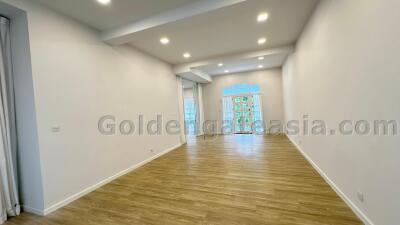 4 Bedrooms Modern Townhouse in Compound - Sukhumvit 49