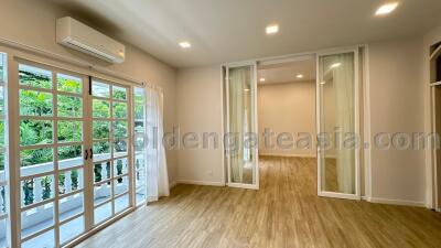 4 Bedrooms Modern Townhouse in Compound - Sukhumvit 49