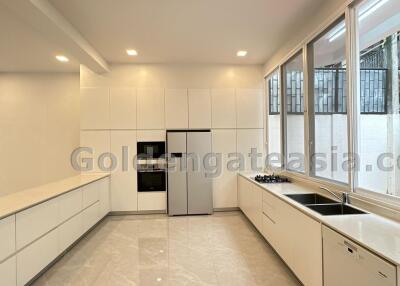 4 Bedrooms Modern Townhouse in Compound - Sukhumvit 49