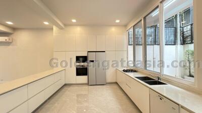 4 Bedrooms Modern Townhouse in Compound - Sukhumvit 49