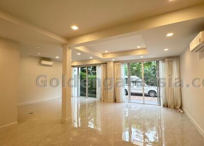 4 Bedrooms Modern Townhouse in Compound - Sukhumvit 49