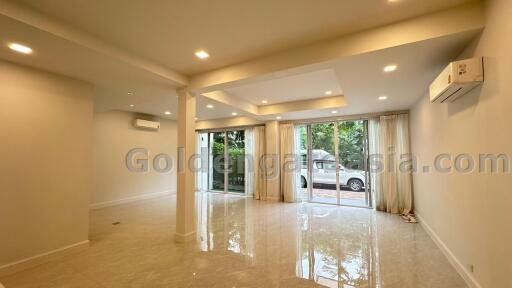 4 Bedrooms Modern Townhouse in Compound - Sukhumvit 49