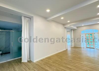 4 Bedrooms Modern Townhouse in Compound - Sukhumvit 49