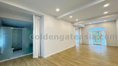 4 Bedrooms Modern Townhouse in Compound - Sukhumvit 49