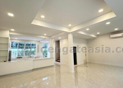 4 Bedrooms Modern Townhouse in Compound - Sukhumvit 49