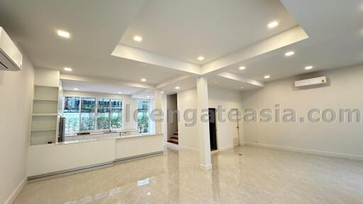 4 Bedrooms Modern Townhouse in Compound - Sukhumvit 49