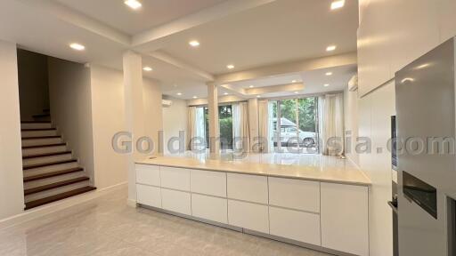 4 Bedrooms Modern Townhouse in Compound - Sukhumvit 49