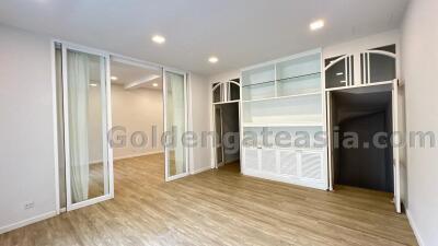 4 Bedrooms Modern Townhouse in Compound - Sukhumvit 49