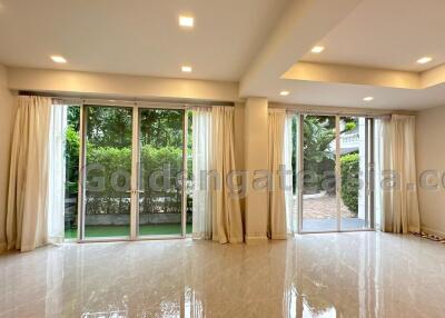 4 Bedrooms Modern Townhouse in Compound - Sukhumvit 49