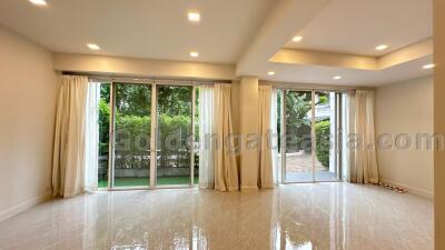 4 Bedrooms Modern Townhouse in Compound - Sukhumvit 49