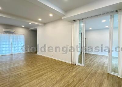 4 Bedrooms Modern Townhouse in Compound - Sukhumvit 49