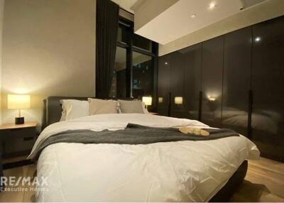 Luxurious 2-Bed Condo in The Lofts Asoke, Bangkok  4 Mins Walk to MRT Phetchaburi Station