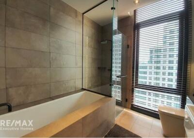 Luxurious 2-Bed Condo in The Lofts Asoke, Bangkok  4 Mins Walk to MRT Phetchaburi Station