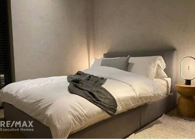 Luxurious 2-Bed Condo in The Lofts Asoke, Bangkok  4 Mins Walk to MRT Phetchaburi Station