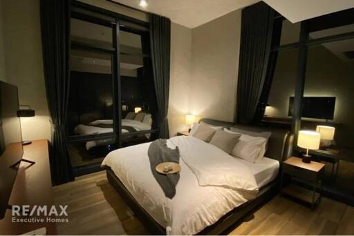 Luxurious 2-Bed Condo in The Lofts Asoke, Bangkok  4 Mins Walk to MRT Phetchaburi Station