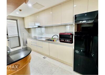 Luxurious 3BR Condo in Sukhumvit 39, 9 Mins Walk to BTS Phrom Phong Station