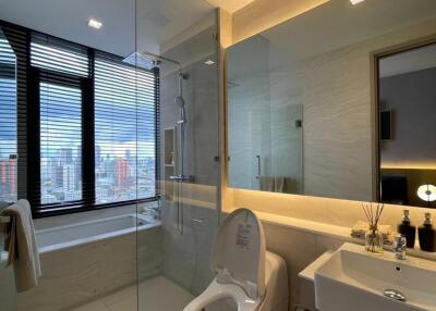 Modern bathroom with city view