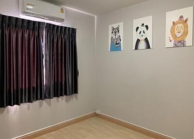 Bedroom with air conditioning and animal paintings