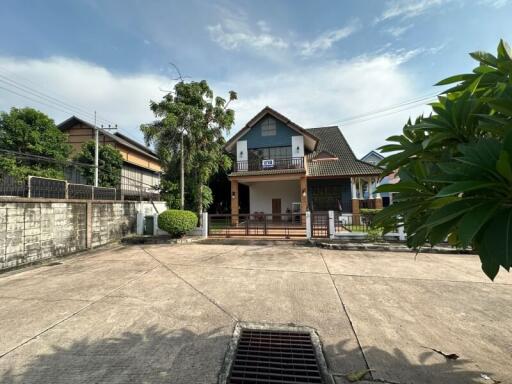 Exterior view of a house and surrounding driveway