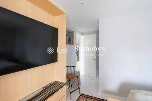 Bedroom with TV and wooden desk