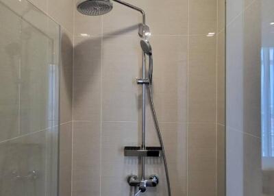 Bathroom with modern showerhead