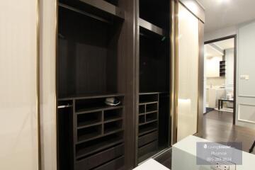 Modern Bedroom Closet with Ample Storage Space