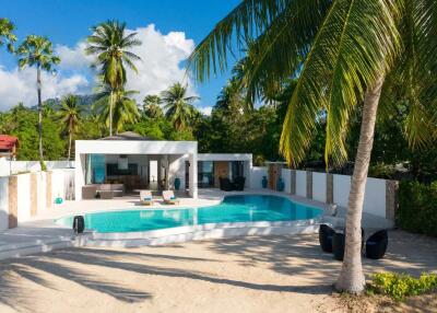 Breathtaking 3-Bedroom Ensuite Beachfront Haven in Southern Paradise