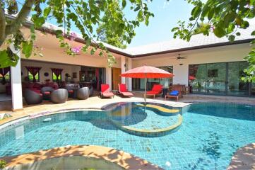 Modern 4-Bedroom Pool Villa: Proximity to Bang Por Beach