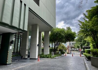 Entrance of a building with outdoor greenery