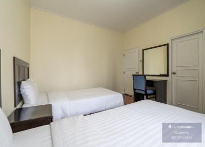 Bedroom with twin beds and a desk