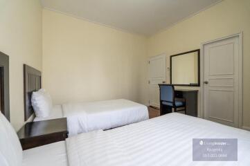 Bedroom with twin beds and a desk