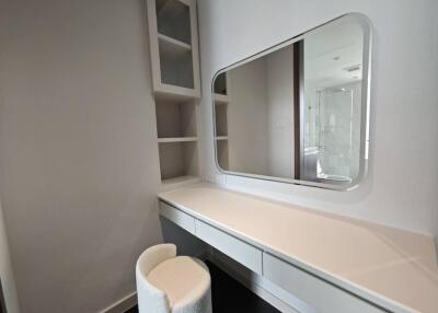 vanity area with mirror and seating