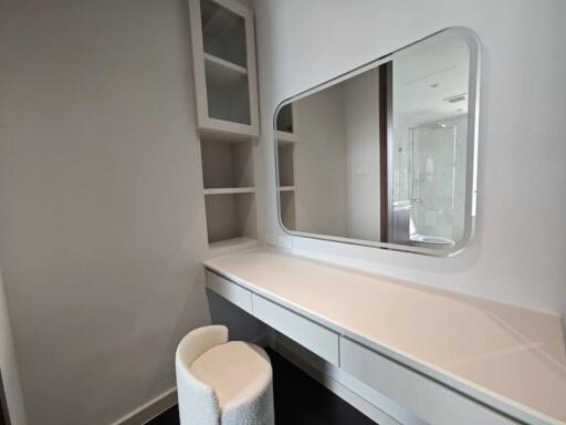 vanity area with mirror and seating