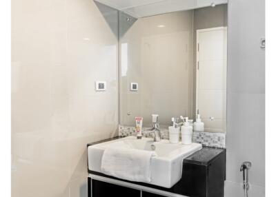 Modern bathroom with black and white fixtures