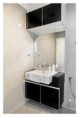 Modern bathroom with black and white fixtures